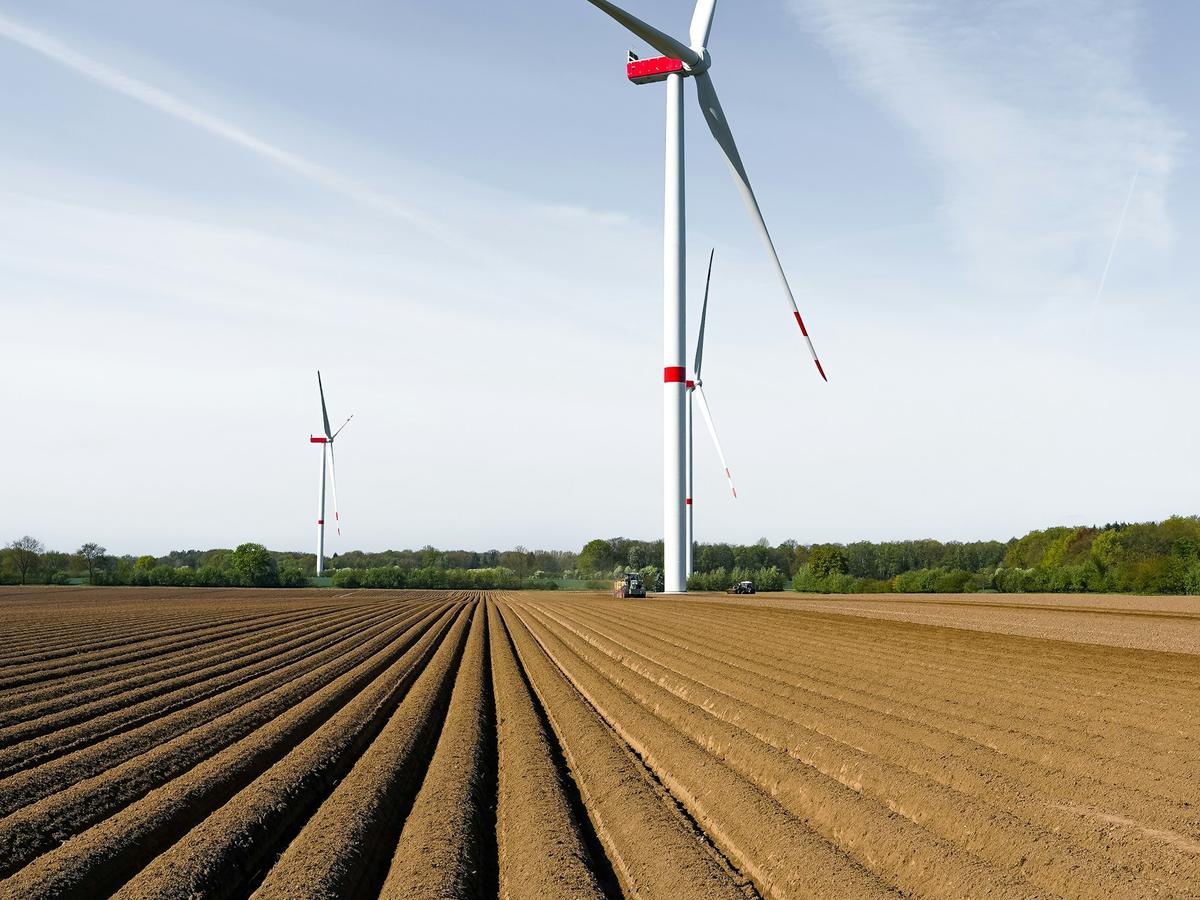 Windräder über einem frisch gepflügten Acker